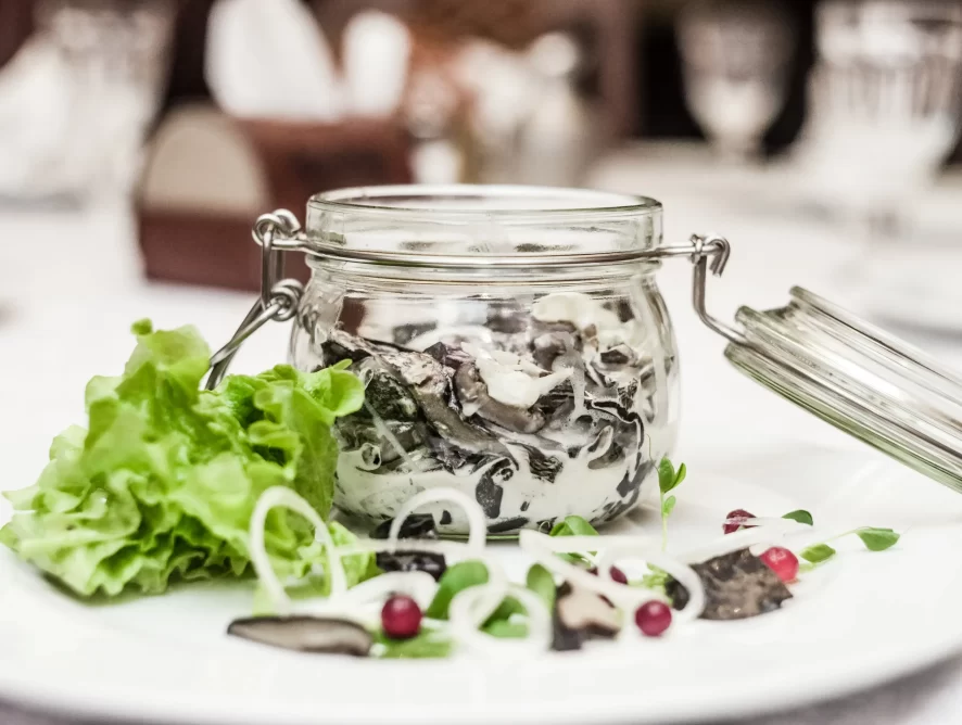 Солёные грузди с луком и сметаной