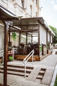 Терраса ресторана белорусской кухни Кухмистр в центре Минска