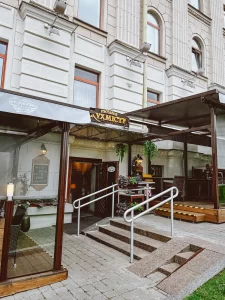 Терраса ресторана белорусской кухни Кухмистр в центре Минска, главный вход в ресторан