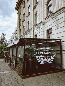Терраса ресторана белорусской кухни Кухмистр в центре Минска
