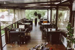 Новая крытая терраса ресторана белорусской кухни Кухмистр в центре Минска, для любителей вкусно поесть на воздухе