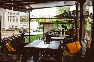 Терраса ресторана белорусской кухни Кухмистр в центре Минска