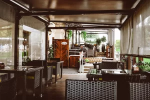 Терраса ресторана белорусской кухни Кухмистр в центре Минска