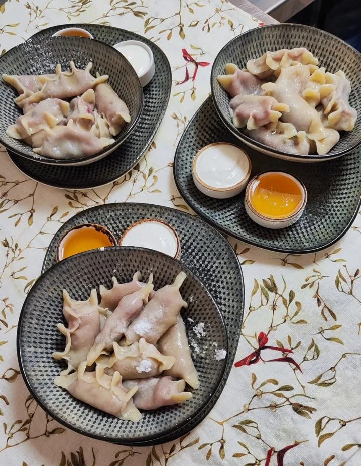 Вареники с вишней, сметаной и мёдом