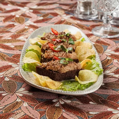 Белорусская закуска к пиву в виде бутербродов с фирменной копчёной рыбой (дикий толстолобик) и картофельными чипсами на жареном ржаном хлебе от Ресторана «Кухмистр»