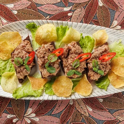 Белорусская закуска к пиву в виде бутербродов с фирменной копчёной рыбой (дикий толстолобик) и картофельными чипсами на жареном ржаном хлебе от Ресторана «Кухмистр»