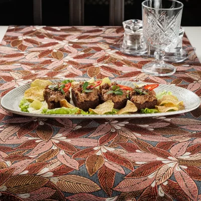 Белорусская закуска к пиву в виде бутербродов с фирменной копчёной рыбой (дикий толстолобик) и картофельными чипсами на жареном ржаном хлебе от Ресторана «Кухмистр»