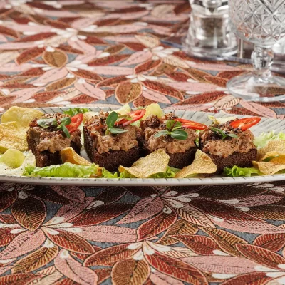 Белорусская закуска к пиву в виде бутербродов с фирменной копчёной рыбой (дикий толстолобик) и картофельными чипсами на жареном ржаном хлебе от Ресторана «Кухмистр»