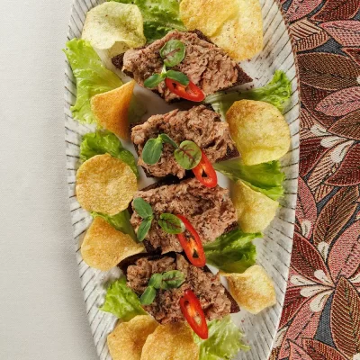 Белорусская закуска к пиву в виде бутербродов с фирменной копчёной рыбой (дикий толстолобик) и картофельными чипсами на жареном ржаном хлебе от Ресторана «Кухмистр»