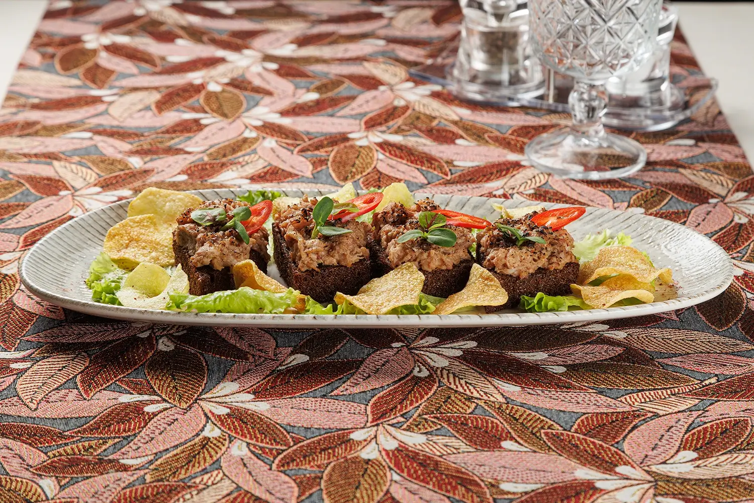 Белорусская закуска к пиву в виде бутербродов с фирменной копчёной рыбой (дикий толстолобик) и картофельными чипсами на жареном ржаном хлебе от Ресторана «Кухмистр»