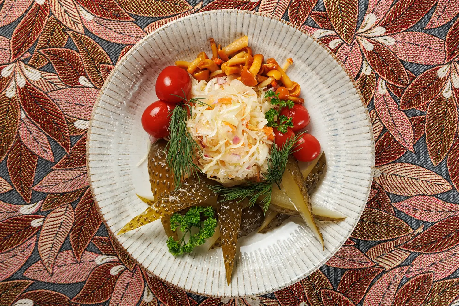 Ассорти фирменных соленей-маринадов «Белорусский погребок» в домашнем стиле от Ресторана «Кухмистр» Ассорти фирменных соленей-маринадов «Белорусский погребок» в домашнем стиле от Ресторана «Кухмистр»