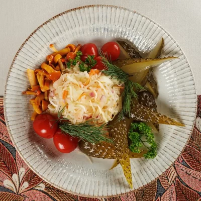 Ассорти фирменных соленей-маринадов «Белорусский погребок» в домашнем стиле от Ресторана «Кухмистр»