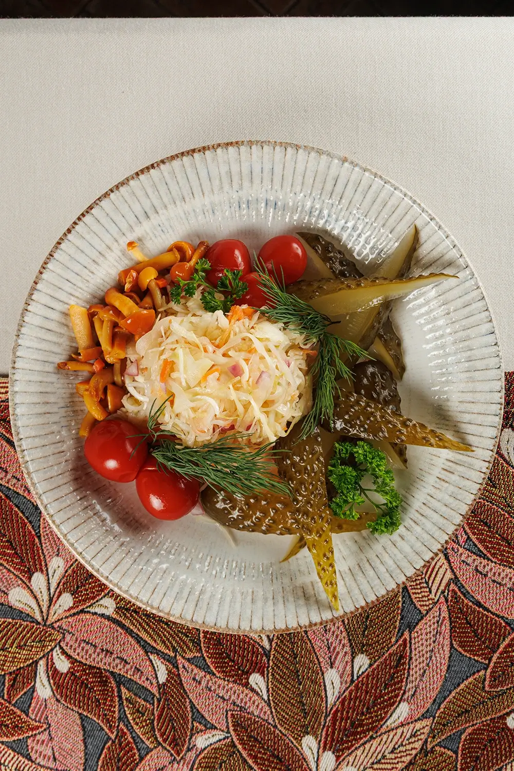 Ассорти фирменных соленей-маринадов «Белорусский погребок» в домашнем стиле от Ресторана «Кухмистр» Ассорти фирменных соленей-маринадов «Белорусский погребок» в домашнем стиле от Ресторана «Кухмистр»