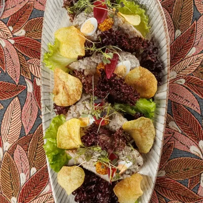 Бутерброд с форшмаком из филе сельди в еврейском стиле на обжаренном хрустящем ломтике хлеба, подаётся с маринованным красным луком, зернистой горчицей и тонкими картофельными чипсами и зеленью от Ресторана «Кухмистр»