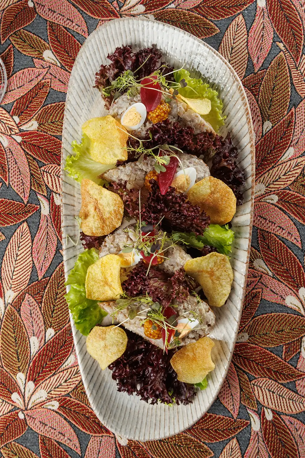 Бутерброд с форшмаком из филе сельди в еврейском стиле на обжаренном хрустящем ломтике хлеба, подаётся с маринованным красным луком, зернистой горчицей и тонкими картофельными чипсами и зеленью от Ресторана «Кухмистр» Бутерброд с форшмаком из филе сельди в еврейском стиле на обжаренном хрустящем ломтике хлеба, подаётся с маринованным красным луком, зернистой горчицей и тонкими картофельными чипсами и зеленью от Ресторана «Кухмистр»