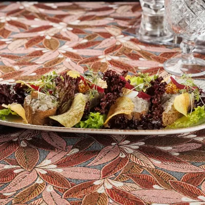 Бутерброд с форшмаком из филе сельди в еврейском стиле на обжаренном хрустящем ломтике хлеба, подаётся с маринованным красным луком, зернистой горчицей и тонкими картофельными чипсами и зеленью от Ресторана «Кухмистр»