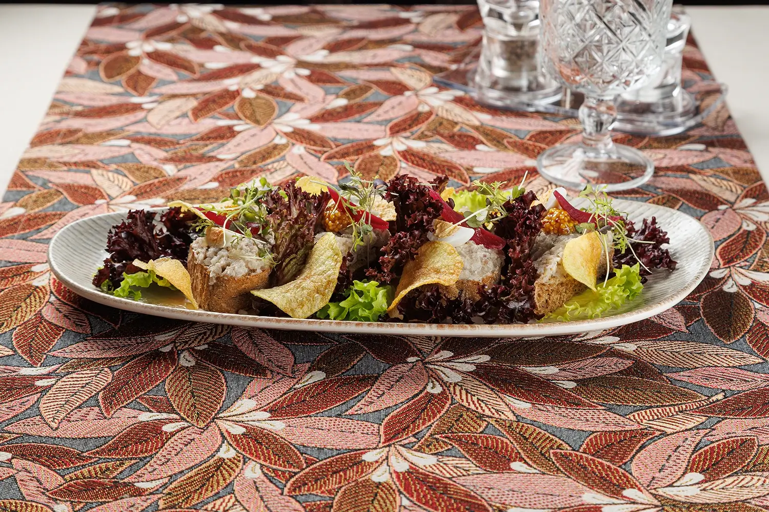 Бутерброд с форшмаком из филе сельди в еврейском стиле на обжаренном хрустящем ломтике хлеба, подаётся с маринованным красным луком, зернистой горчицей и тонкими картофельными чипсами и зеленью от Ресторана «Кухмистр» Бутерброд с форшмаком из филе сельди в еврейском стиле на обжаренном хрустящем ломтике хлеба, подаётся с маринованным красным луком, зернистой горчицей и тонкими картофельными чипсами и зеленью от Ресторана «Кухмистр»