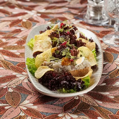 Бутерброд с форшмаком из филе сельди в еврейском стиле на обжаренном хрустящем ломтике хлеба, подаётся с маринованным красным луком, зернистой горчицей и тонкими картофельными чипсами и зеленью от Ресторана «Кухмистр»