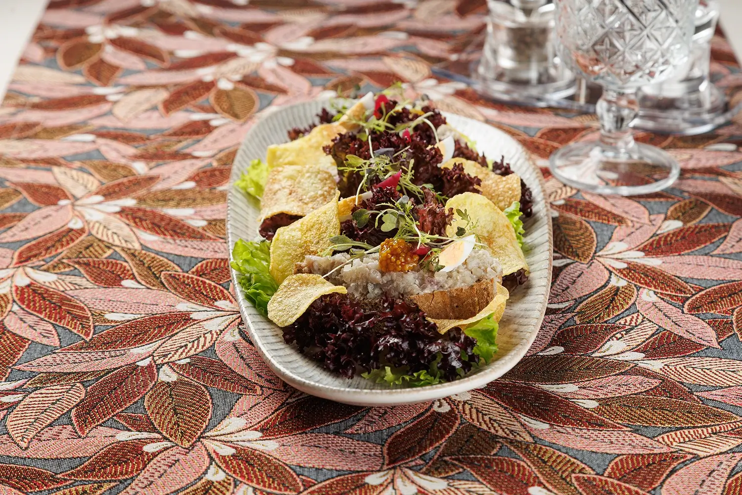 Бутерброд с форшмаком из филе сельди в еврейском стиле на обжаренном хрустящем ломтике хлеба, подаётся с маринованным красным луком, зернистой горчицей и тонкими картофельными чипсами и зеленью от Ресторана «Кухмистр» Бутерброд с форшмаком из филе сельди в еврейском стиле на обжаренном хрустящем ломтике хлеба, подаётся с маринованным красным луком, зернистой горчицей и тонкими картофельными чипсами и зеленью от Ресторана «Кухмистр»