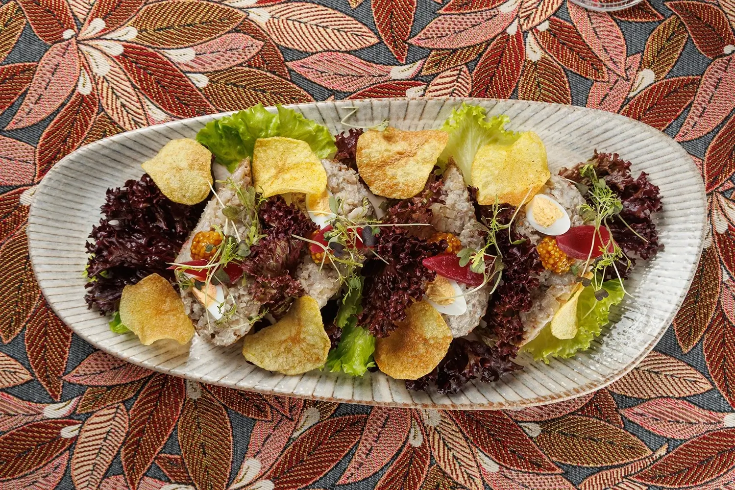 Бутерброд с форшмаком из филе сельди в еврейском стиле на обжаренном хрустящем ломтике хлеба, подаётся с маринованным красным луком, зернистой горчицей и тонкими картофельными чипсами и зеленью от Ресторана «Кухмистр» Бутерброд с форшмаком из филе сельди в еврейском стиле на обжаренном хрустящем ломтике хлеба, подаётся с маринованным красным луком, зернистой горчицей и тонкими картофельными чипсами и зеленью от Ресторана «Кухмистр»