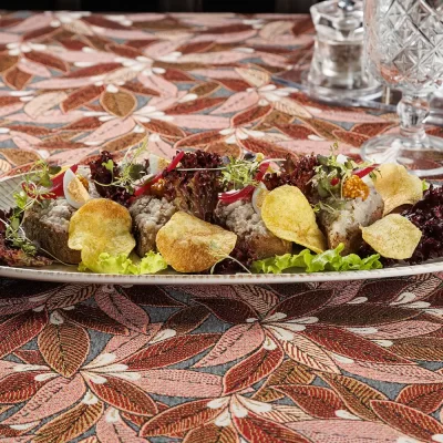 Бутерброд с форшмаком из филе сельди в еврейском стиле на обжаренном хрустящем ломтике хлеба, подаётся с маринованным красным луком, зернистой горчицей и тонкими картофельными чипсами и зеленью от Ресторана «Кухмистр»