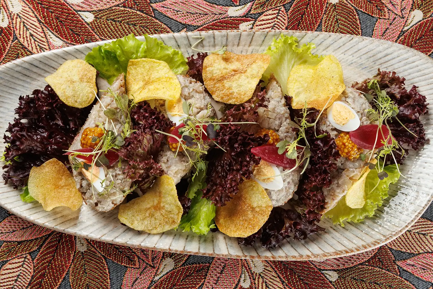 Бутерброд с форшмаком из филе сельди в еврейском стиле на обжаренном хрустящем ломтике хлеба, подаётся с маринованным красным луком, зернистой горчицей и тонкими картофельными чипсами и зеленью от Ресторана «Кухмистр» Бутерброд с форшмаком из филе сельди в еврейском стиле на обжаренном хрустящем ломтике хлеба, подаётся с маринованным красным луком, зернистой горчицей и тонкими картофельными чипсами и зеленью от Ресторана «Кухмистр»