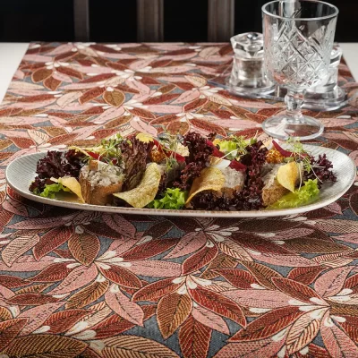 Бутерброд с форшмаком из филе сельди в еврейском стиле на обжаренном хрустящем ломтике хлеба, подаётся с маринованным красным луком, зернистой горчицей и тонкими картофельными чипсами и зеленью от Ресторана «Кухмистр»