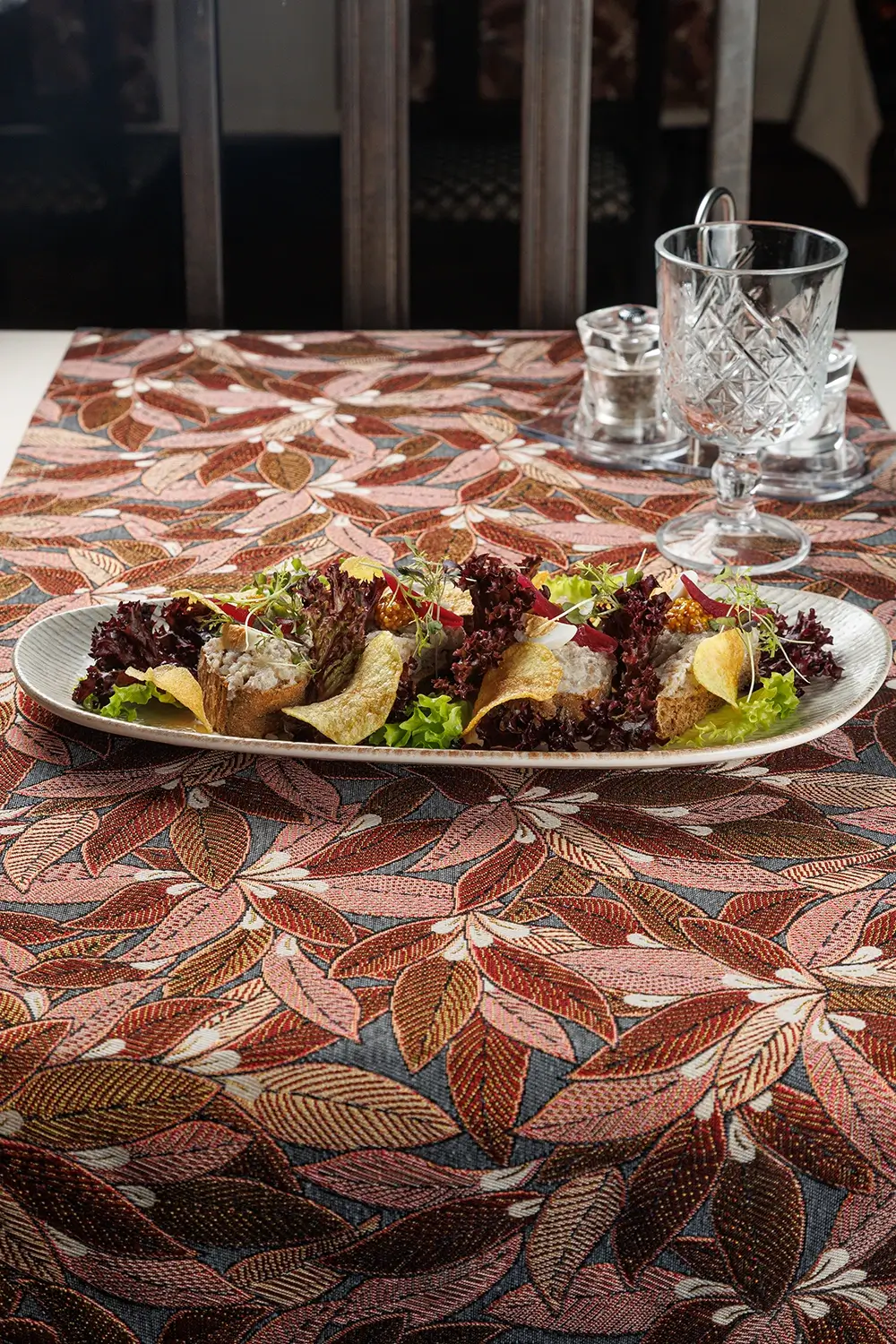 Бутерброд с форшмаком из филе сельди в еврейском стиле на обжаренном хрустящем ломтике хлеба, подаётся с маринованным красным луком, зернистой горчицей и тонкими картофельными чипсами и зеленью от Ресторана «Кухмистр» Бутерброд с форшмаком из филе сельди в еврейском стиле на обжаренном хрустящем ломтике хлеба, подаётся с маринованным красным луком, зернистой горчицей и тонкими картофельными чипсами и зеленью от Ресторана «Кухмистр»