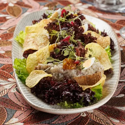 Бутерброд с форшмаком из филе сельди в еврейском стиле на обжаренном хрустящем ломтике хлеба, подаётся с маринованным красным луком, зернистой горчицей и тонкими картофельными чипсами и зеленью от Ресторана «Кухмистр»