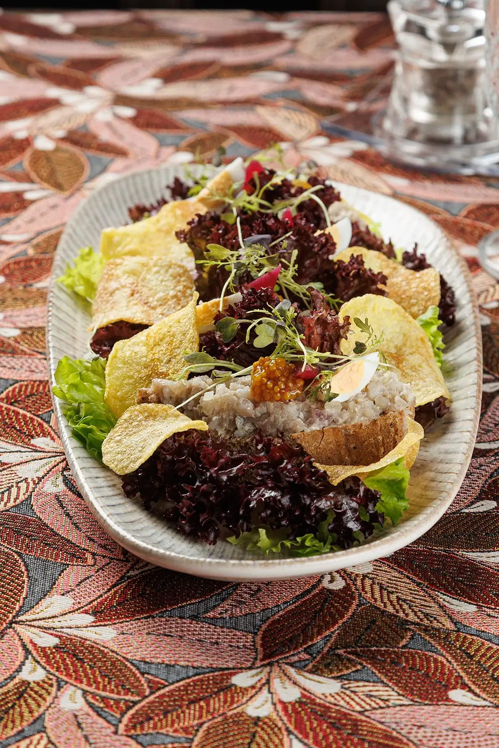 Бутерброд с форшмаком из филе сельди в еврейском стиле на обжаренном хрустящем ломтике хлеба, подаётся с маринованным красным луком, зернистой горчицей и тонкими картофельными чипсами и зеленью от Ресторана «Кухмистр» Бутерброд с форшмаком из филе сельди в еврейском стиле на обжаренном хрустящем ломтике хлеба, подаётся с маринованным красным луком, зернистой горчицей и тонкими картофельными чипсами и зеленью от Ресторана «Кухмистр»