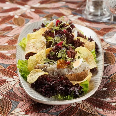 Бутерброд с форшмаком из филе сельди в еврейском стиле на обжаренном хрустящем ломтике хлеба, подаётся с маринованным красным луком, зернистой горчицей и тонкими картофельными чипсами и зеленью от Ресторана «Кухмистр»