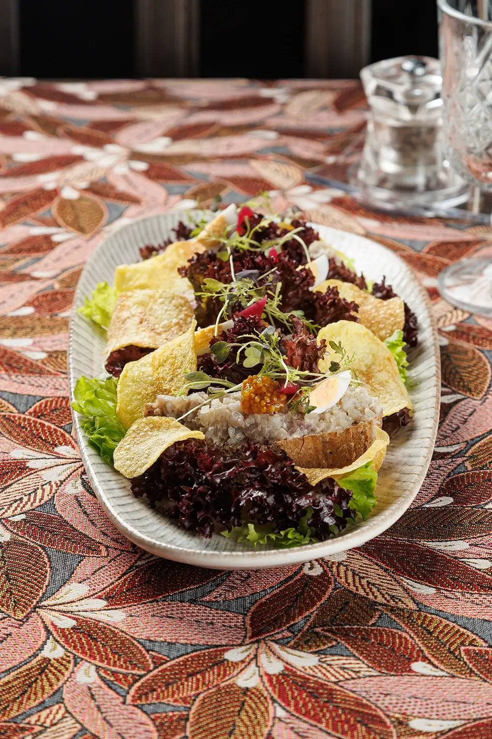 Бутерброд с форшмаком из филе сельди в еврейском стиле на обжаренном хрустящем ломтике хлеба, подаётся с маринованным красным луком, зернистой горчицей и тонкими картофельными чипсами и зеленью от Ресторана «Кухмистр» Бутерброд с форшмаком из филе сельди в еврейском стиле на обжаренном хрустящем ломтике хлеба, подаётся с маринованным красным луком, зернистой горчицей и тонкими картофельными чипсами и зеленью от Ресторана «Кухмистр»