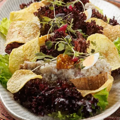 Бутерброд с форшмаком из филе сельди в еврейском стиле на обжаренном хрустящем ломтике хлеба, подаётся с маринованным красным луком, зернистой горчицей и тонкими картофельными чипсами и зеленью от Ресторана «Кухмистр»