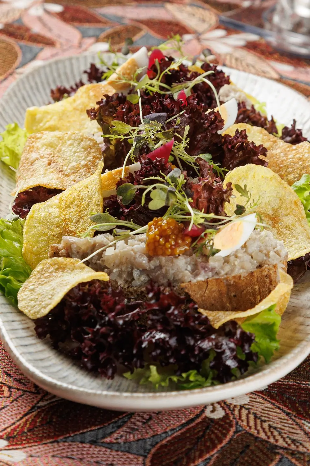 Бутерброд с форшмаком из филе сельди в еврейском стиле на обжаренном хрустящем ломтике хлеба, подаётся с маринованным красным луком, зернистой горчицей и тонкими картофельными чипсами и зеленью от Ресторана «Кухмистр» Бутерброд с форшмаком из филе сельди в еврейском стиле на обжаренном хрустящем ломтике хлеба, подаётся с маринованным красным луком, зернистой горчицей и тонкими картофельными чипсами и зеленью от Ресторана «Кухмистр»