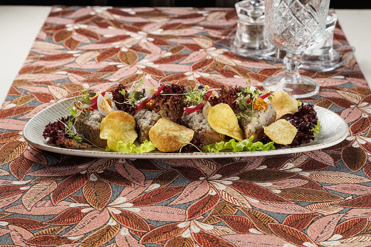 Бутерброд с форшмаком из филе сельди в еврейском стиле на обжаренном хрустящем ломтике хлеба, подаётся с маринованным красным луком, зернистой горчицей и тонкими картофельными чипсами и зеленью от Ресторана «Кухмистр»