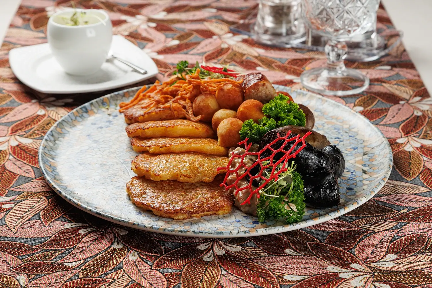 Дегустационный сет белорусских горячих закусок: три вида фирменных жареных колбас (свиная, печёночная и кровяная), жареные картофельные клёцки с соусом из грудинки, драники и сметана – от Ресторана «Кухмистр» Дегустационный сет белорусских горячих закусок: три вида фирменных жареных колбас (свиная, печёночная и кровяная), жареные картофельные клёцки с соусом из грудинки, драники и сметана – от Ресторана «Кухмистр»