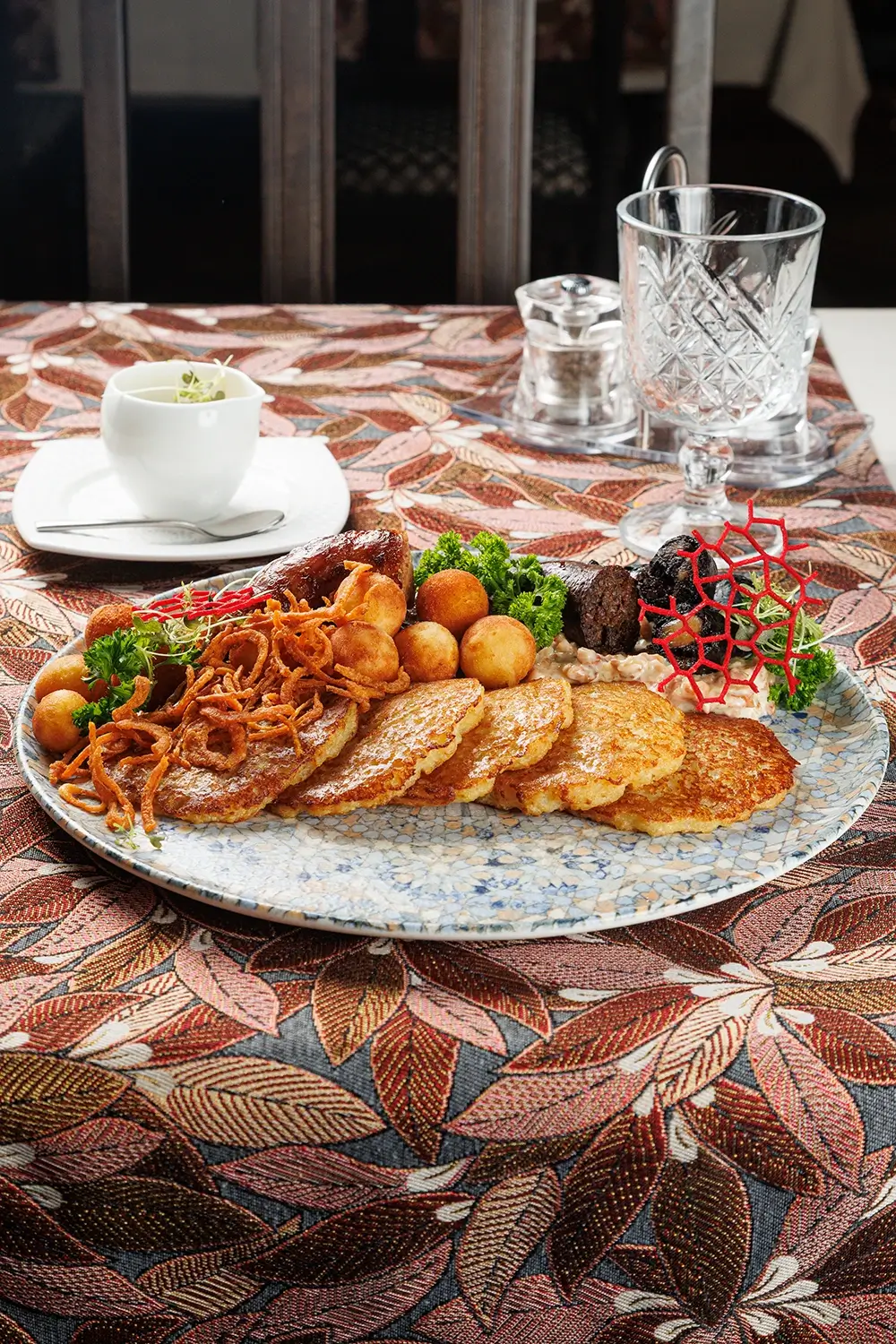 Дегустационный сет белорусских горячих закусок: три вида фирменных жареных колбас (свиная, печёночная и кровяная), жареные картофельные клёцки с соусом из грудинки, драники и сметана – от Ресторана «Кухмистр» Дегустационный сет белорусских горячих закусок: три вида фирменных жареных колбас (свиная, печёночная и кровяная), жареные картофельные клёцки с соусом из грудинки, драники и сметана – от Ресторана «Кухмистр»