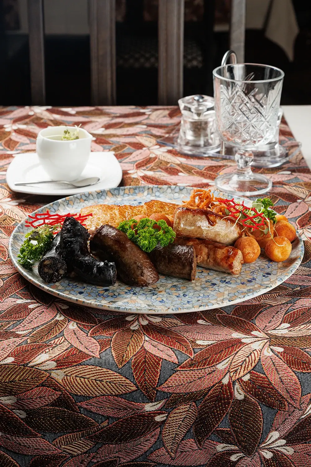 Дегустационный сет белорусских горячих закусок: три вида фирменных жареных колбас (свиная, печёночная и кровяная), жареные картофельные клёцки с соусом из грудинки, драники и сметана – от Ресторана «Кухмистр» Дегустационный сет белорусских горячих закусок: три вида фирменных жареных колбас (свиная, печёночная и кровяная), жареные картофельные клёцки с соусом из грудинки, драники и сметана – от Ресторана «Кухмистр»