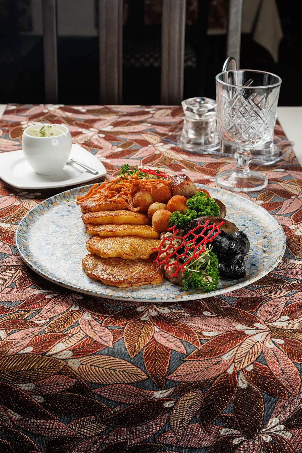 Дегустационный сет белорусских горячих закусок: три вида фирменных жареных колбас (свиная, печёночная и кровяная), жареные картофельные клёцки с соусом из грудинки, драники и сметана – от Ресторана «Кухмистр» Дегустационный сет белорусских горячих закусок: три вида фирменных жареных колбас (свиная, печёночная и кровяная), жареные картофельные клёцки с соусом из грудинки, драники и сметана – от Ресторана «Кухмистр»