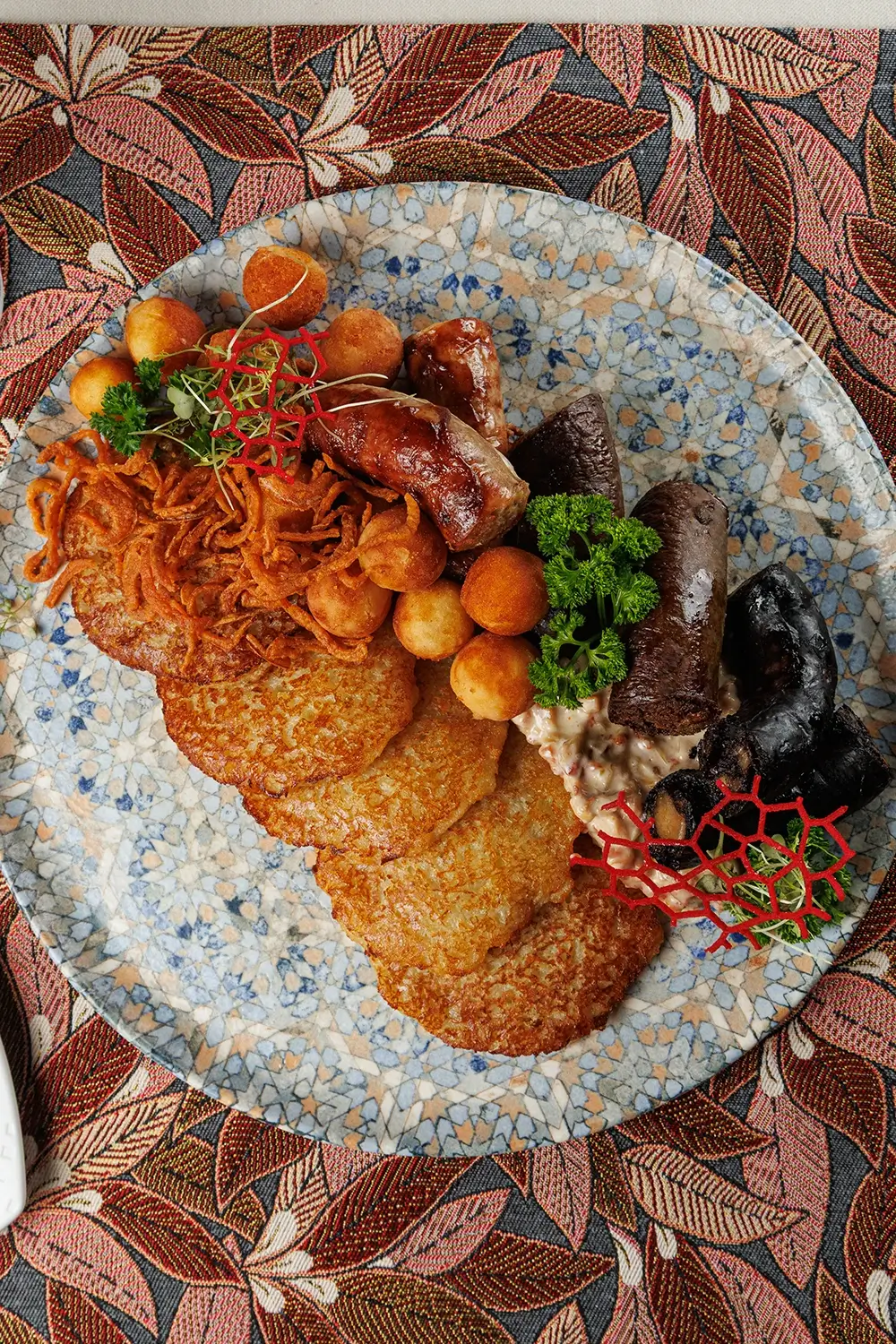 Дегустационный сет белорусских горячих закусок: три вида фирменных жареных колбас (свиная, печёночная и кровяная), жареные картофельные клёцки с соусом из грудинки, драники и сметана – от Ресторана «Кухмистр» Дегустационный сет белорусских горячих закусок: три вида фирменных жареных колбас (свиная, печёночная и кровяная), жареные картофельные клёцки с соусом из грудинки, драники и сметана – от Ресторана «Кухмистр»