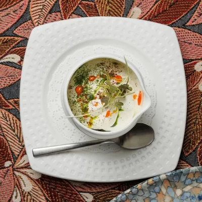 Дегустационный сет белорусских горячих закусок: три вида фирменных жареных колбас (свиная, печёночная и кровяная), жареные картофельные клёцки с соусом из грудинки, драники и сметана – от Ресторана «Кухмистр»