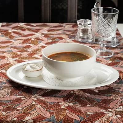 Домашняя солянка с фирменной бужениной, копчёной грудинкой, говядиной, а также с солёными огурцами, маслинами и лимоном от Ресторана «Кухмистр»