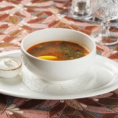 Домашняя солянка с фирменной бужениной, копчёной грудинкой, говядиной, а также с солёными огурцами, маслинами и лимоном от Ресторана «Кухмистр»