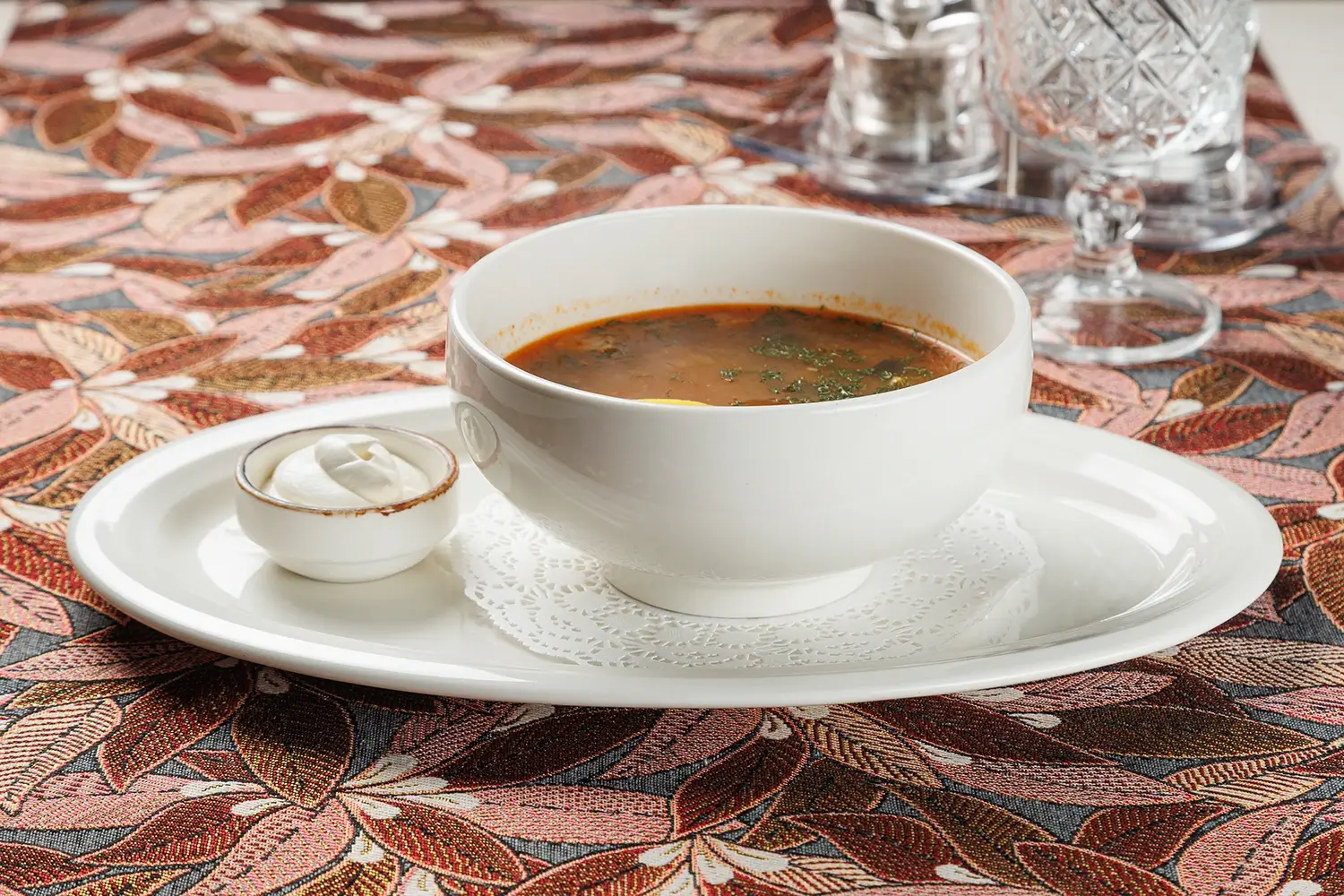 Домашняя солянка с фирменной бужениной, копчёной грудинкой, говядиной, а также с солёными огурцами, маслинами и лимоном от Ресторана «Кухмистр»