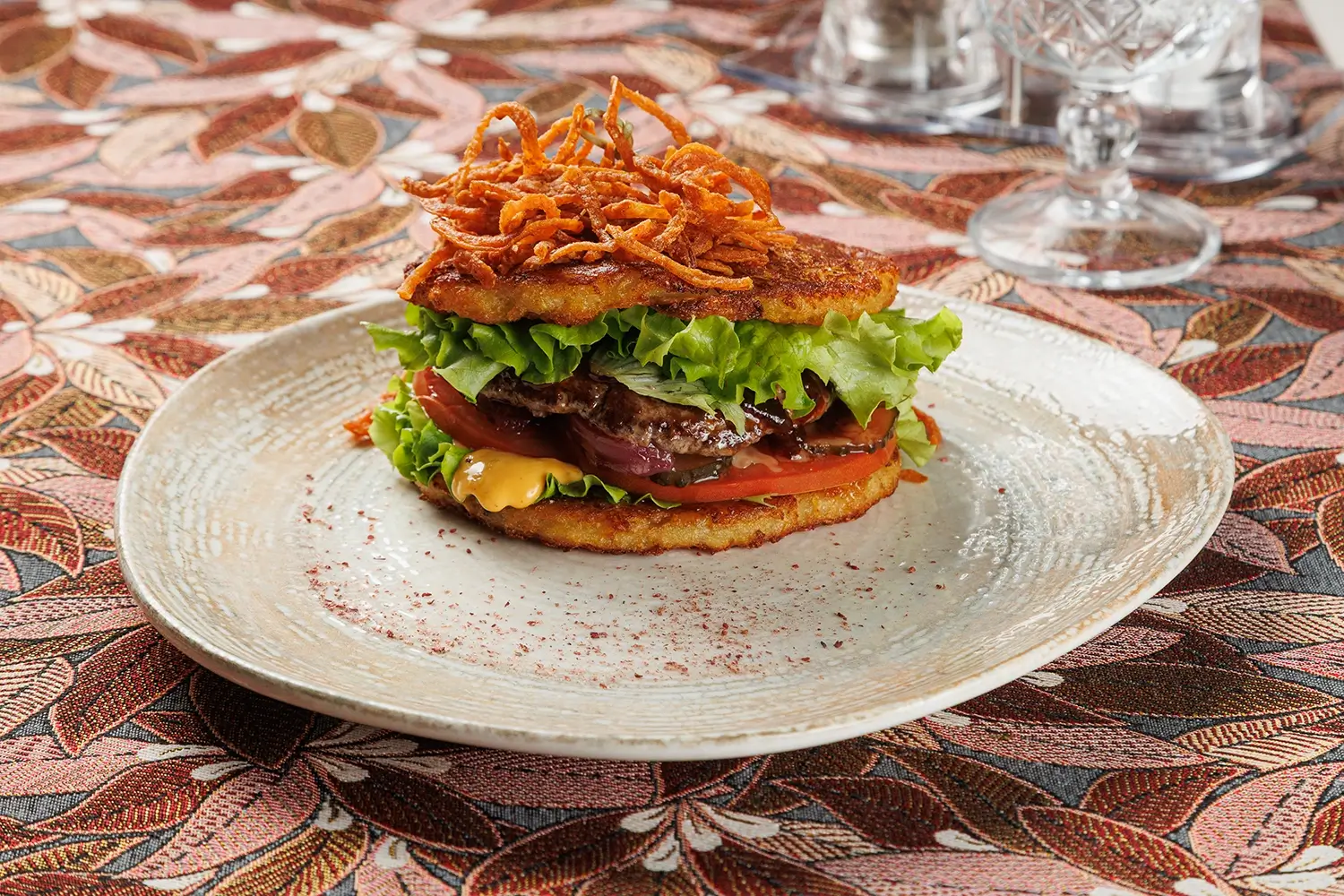 Дранбургер с говяжьей котлетой (сочная котлета между двумя фирменными драниками) с фирменным соусом, ломтиками свежего помидора, маринованных огурца и лука от Ресторана «Кухмистр»