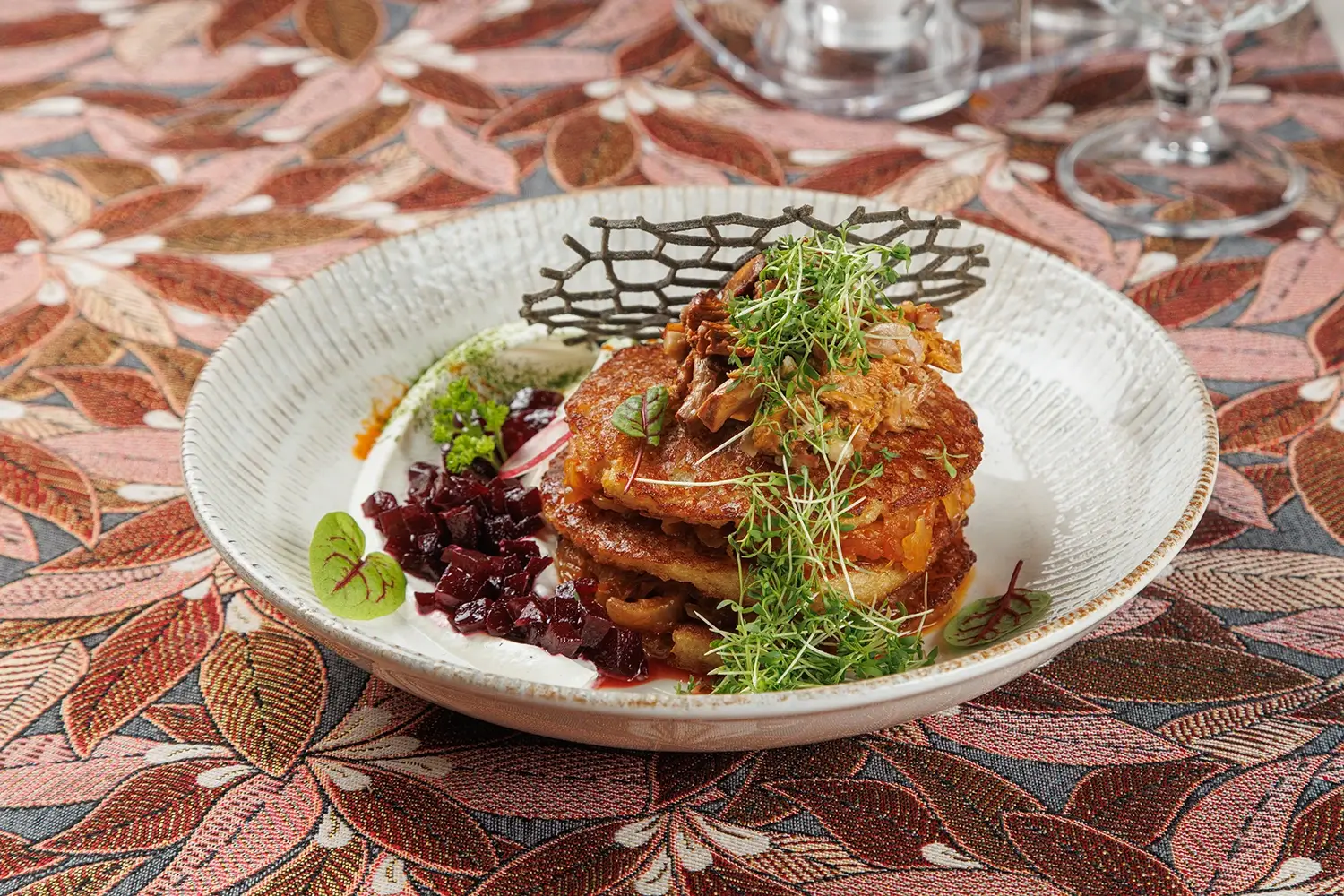 Картофельные драники с тушеной квашеной капустой и лисичками от Ресторана «Кухмистр»