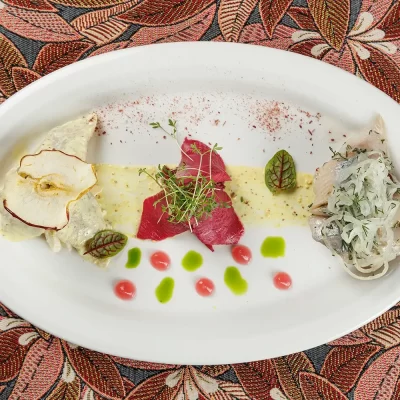 Филе сельди «Сутинское» в 3-х маринадах: в горчичном с яблоками, в свекольном квасе с лепестками маринованного лука, и в подсолнечном масле, на обжаренном картофеле – от Ресторана «Кухмистр»