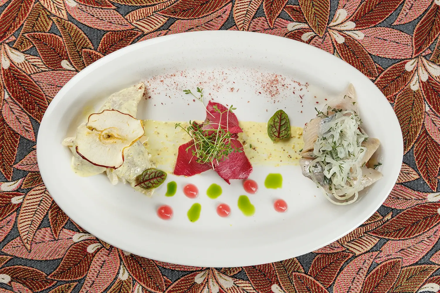 Филе сельди «Сутинское» в 3-х маринадах: в горчичном с яблоками, в свекольном квасе с лепестками маринованного лука, и в подсолнечном масле, на обжаренном картофеле – от Ресторана «Кухмистр» Филе сельди «Сутинское» в 3-х маринадах: в горчичном с яблоками, в свекольном квасе с лепестками маринованного лука, и в подсолнечном масле, на обжаренном картофеле – от Ресторана «Кухмистр»