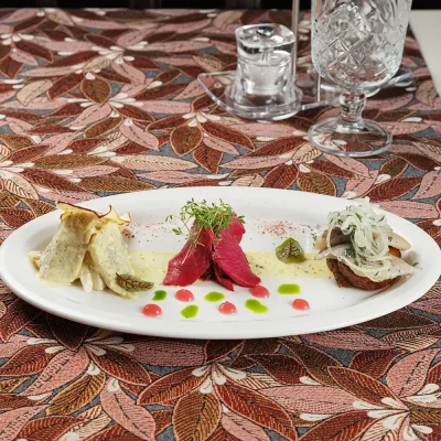 Филе сельди «Сутинское» в 3-х маринадах: в горчичном с яблоками, в свекольном квасе с лепестками маринованного лука, и в подсолнечном масле, на обжаренном картофеле – от Ресторана «Кухмистр»