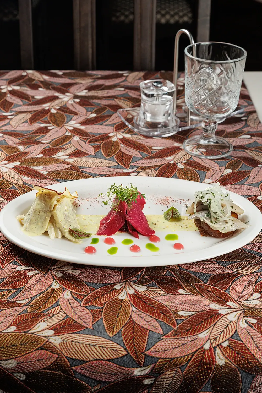 Филе сельди «Сутинское» в 3-х маринадах: в горчичном с яблоками, в свекольном квасе с лепестками маринованного лука, и в подсолнечном масле, на обжаренном картофеле – от Ресторана «Кухмистр» Филе сельди «Сутинское» в 3-х маринадах: в горчичном с яблоками, в свекольном квасе с лепестками маринованного лука, и в подсолнечном масле, на обжаренном картофеле – от Ресторана «Кухмистр»